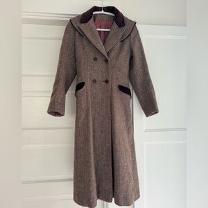 Vintage 70s coat with shoulder and back details and velour trim